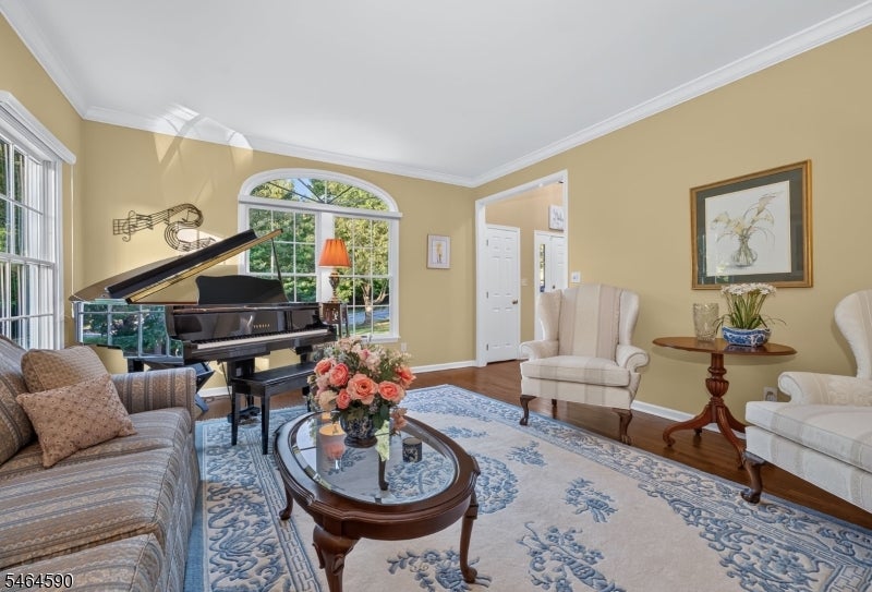 8 Chaucer Dr