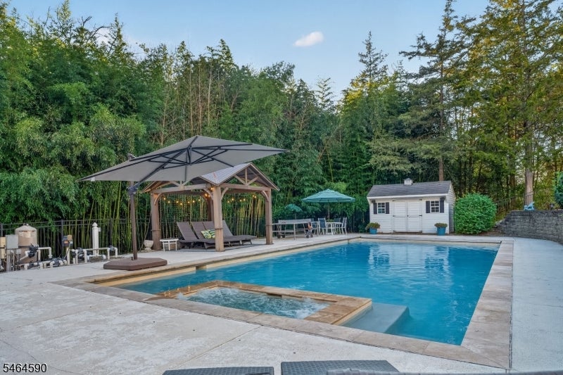 8 Chaucer Dr