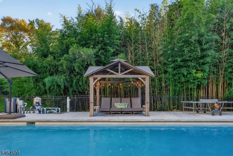 8 Chaucer Dr