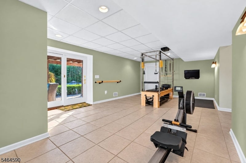 8 Chaucer Dr
