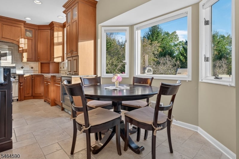 8 Chaucer Dr