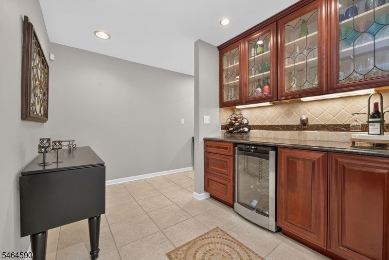 8 Chaucer Dr