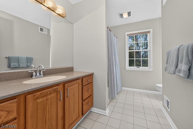 8 Chaucer Dr