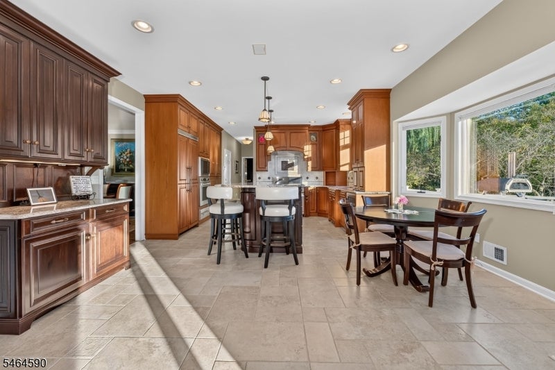 8 Chaucer Dr