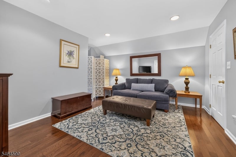 8 Chaucer Dr