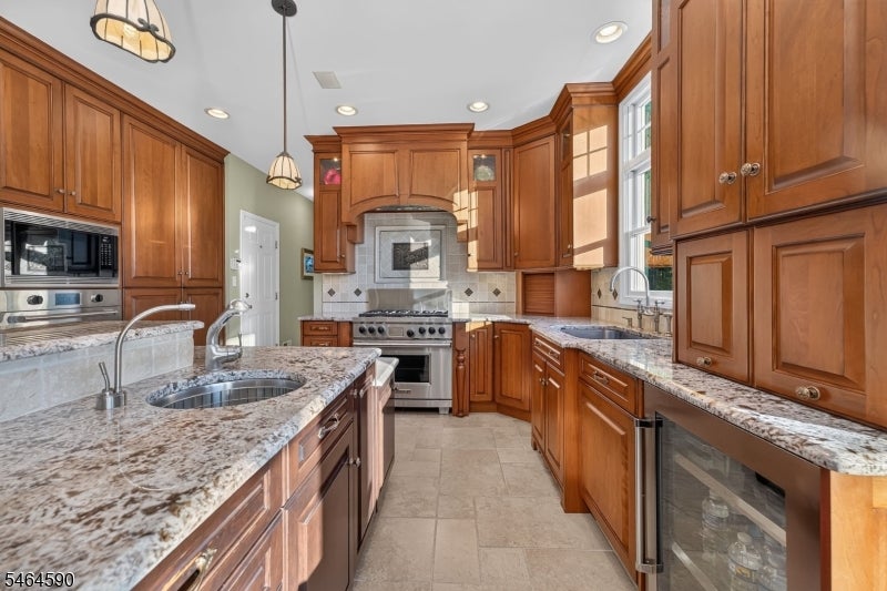 8 Chaucer Dr