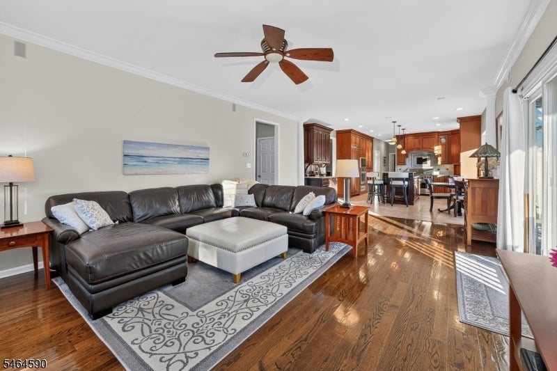 8 Chaucer Dr