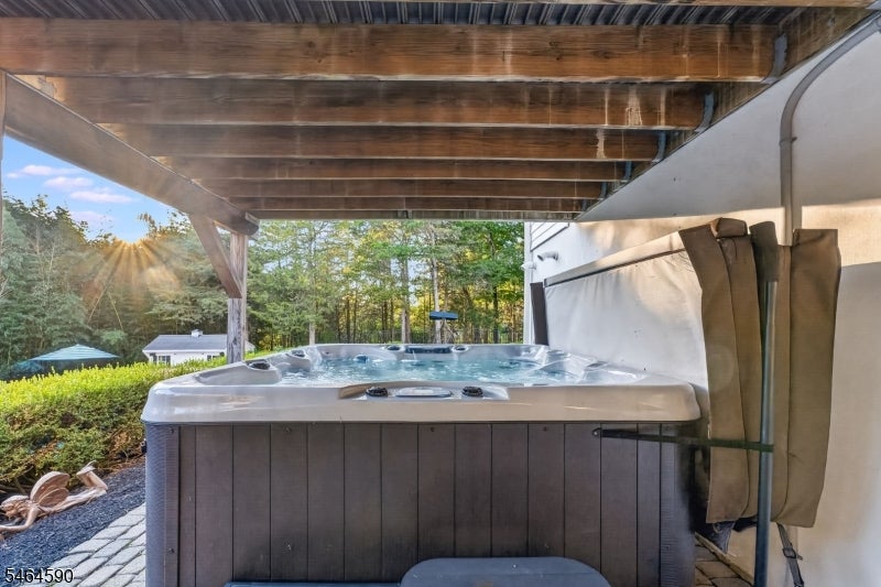 8 Chaucer Dr