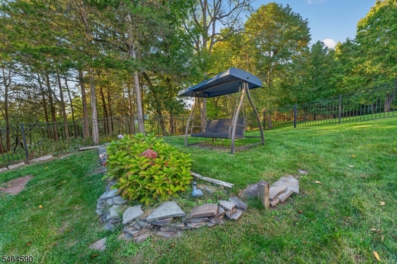 8 Chaucer Dr