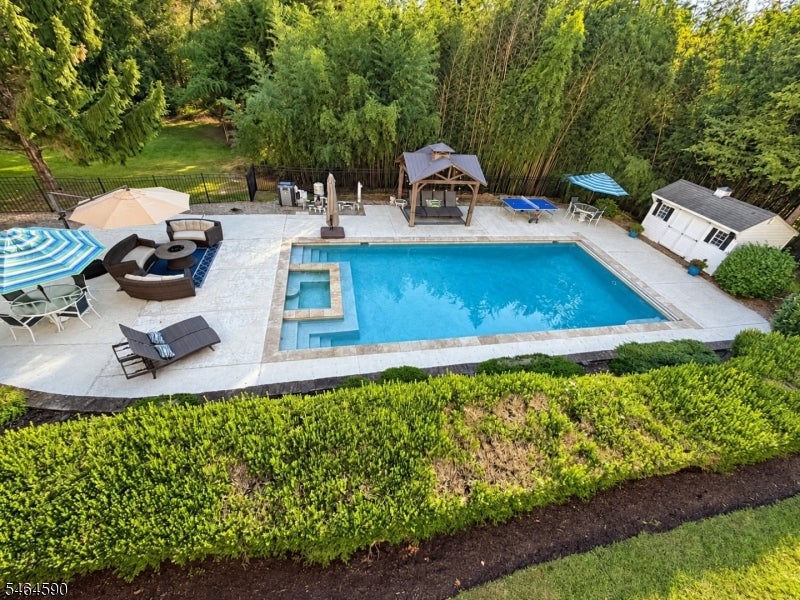 8 Chaucer Dr