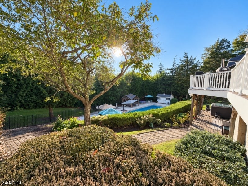 8 Chaucer Dr