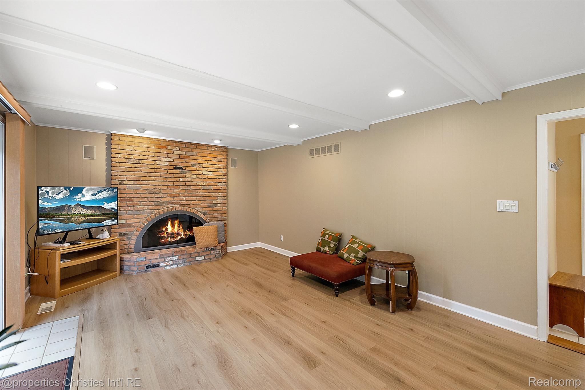 5327 OLD POND Way