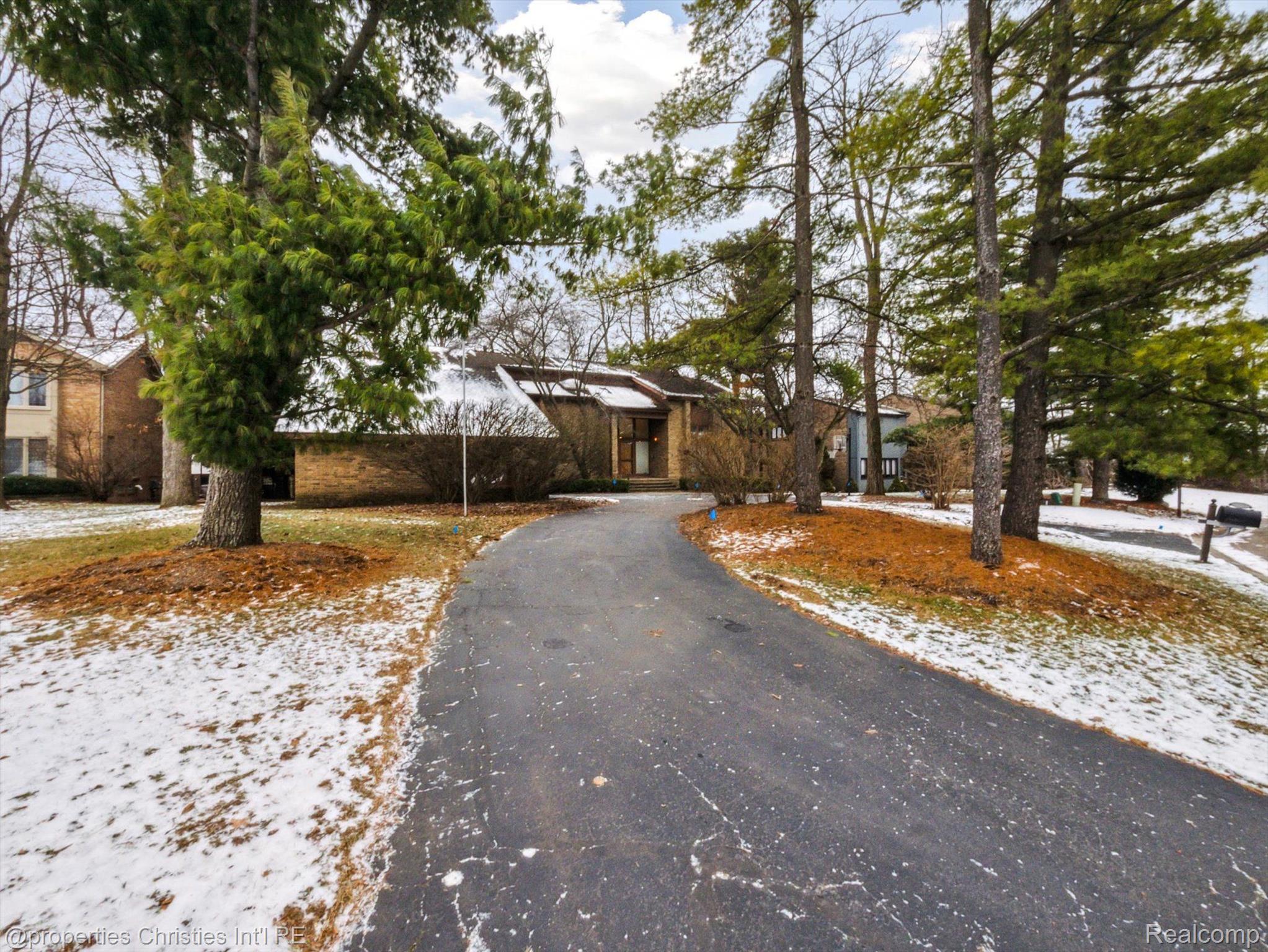 2221 BLOOMFIELD WOODS Court