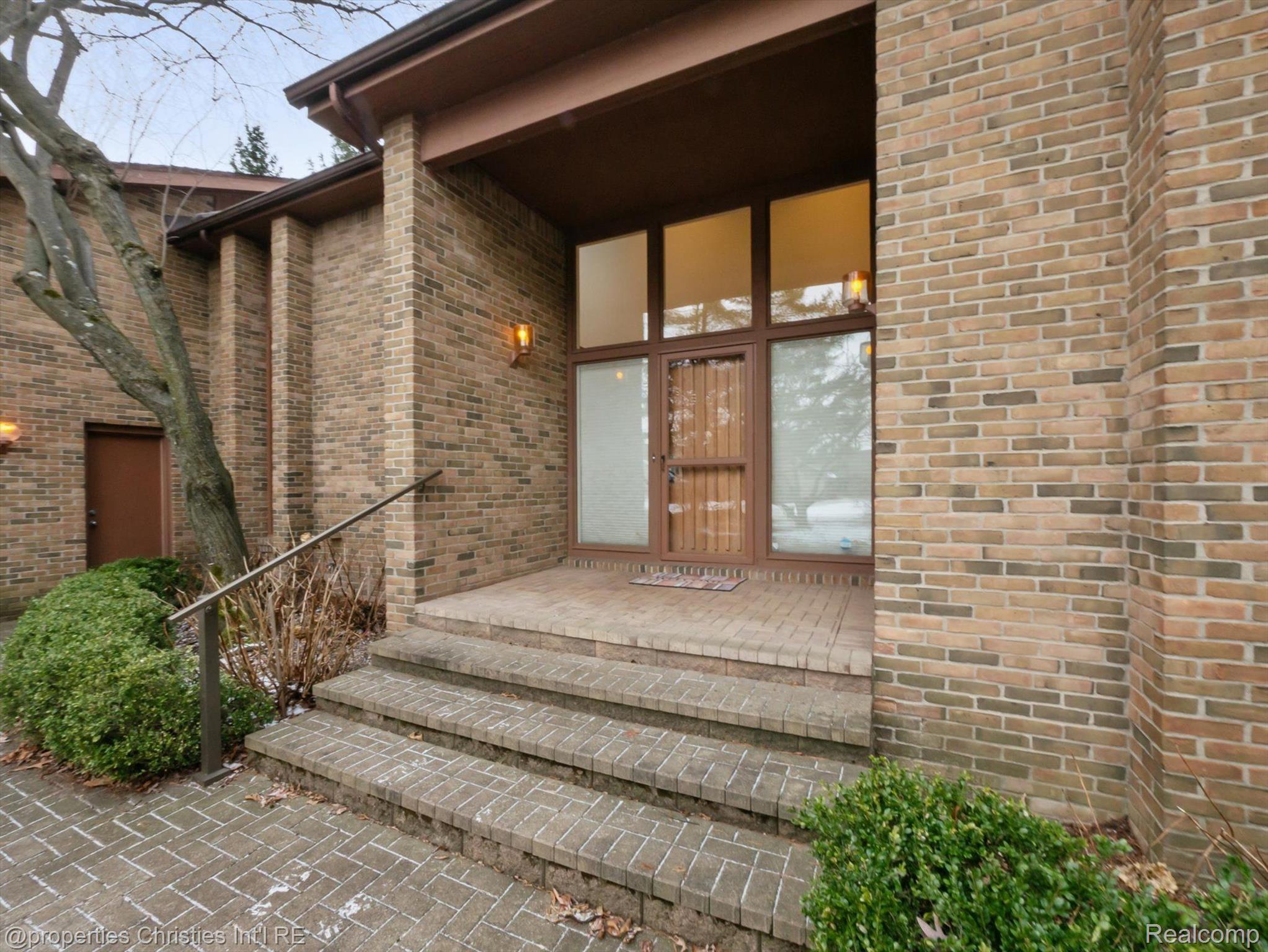 2221 BLOOMFIELD WOODS Court