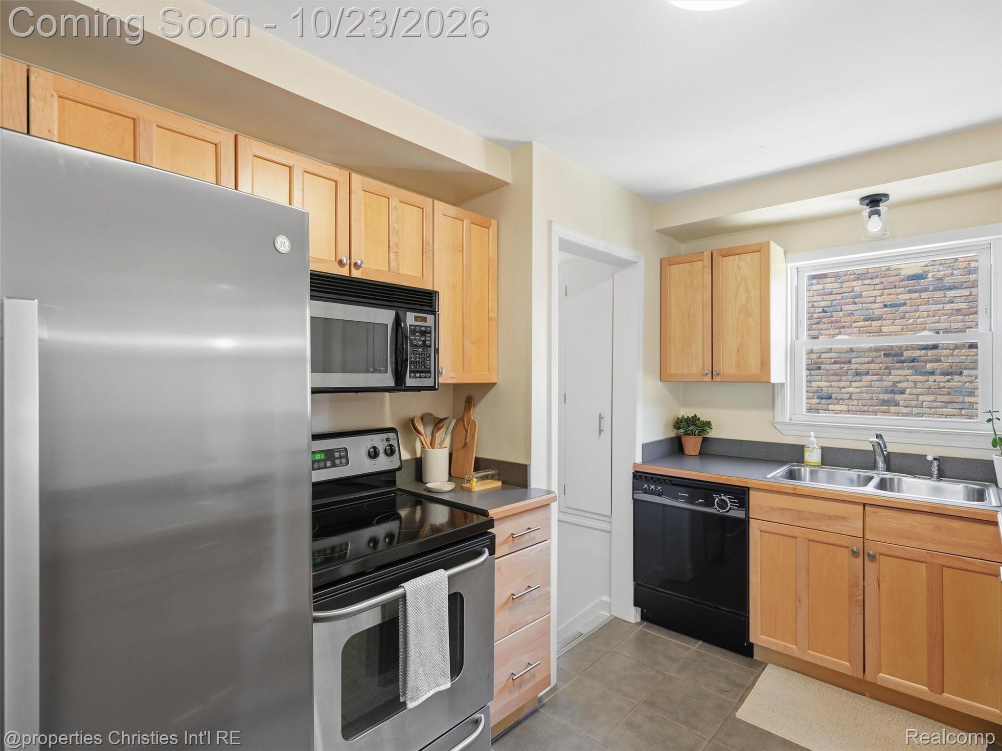 1112 E 4th ST
