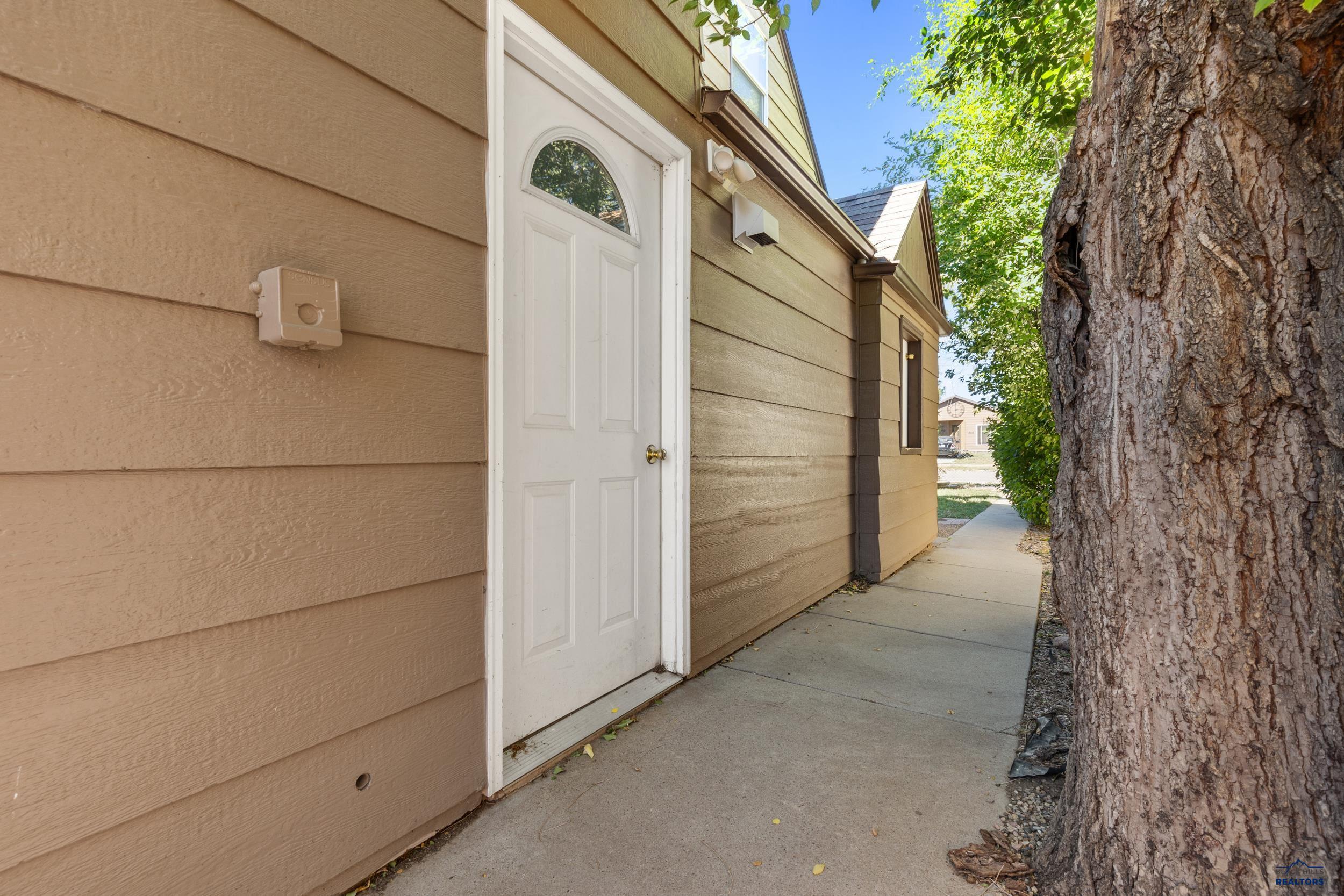 305 E DENVER