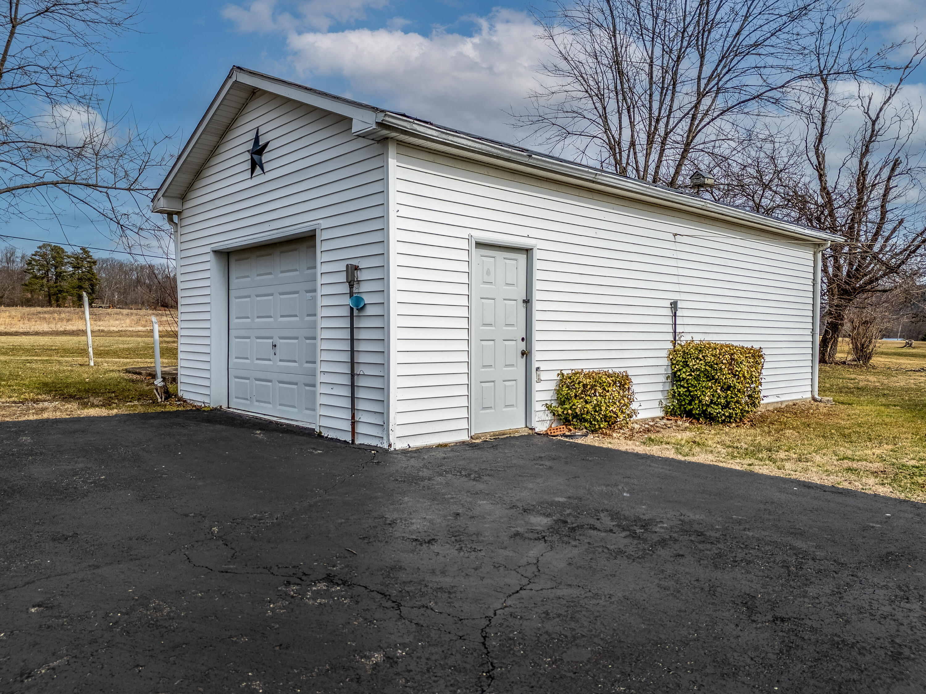 6651 S Highway 211