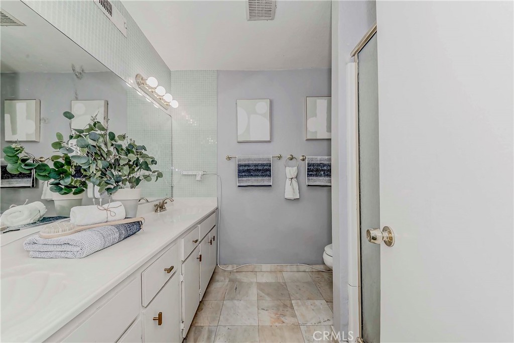 2030 S Bon View Ave G