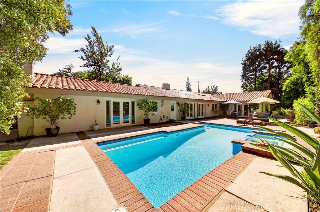 2101 Pioneer Avenue
