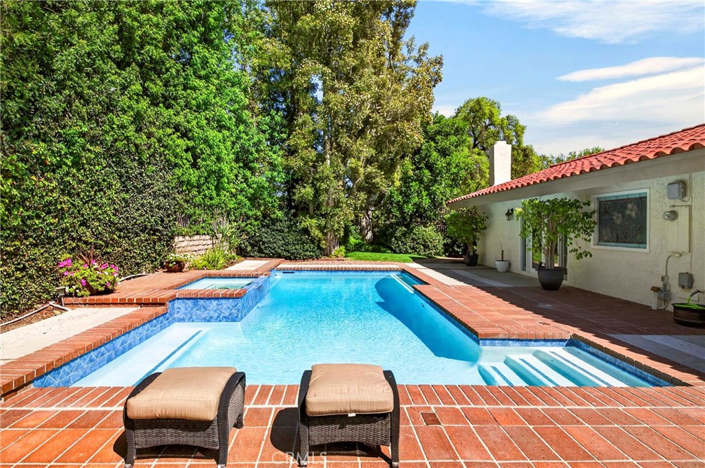 2101 Pioneer Avenue