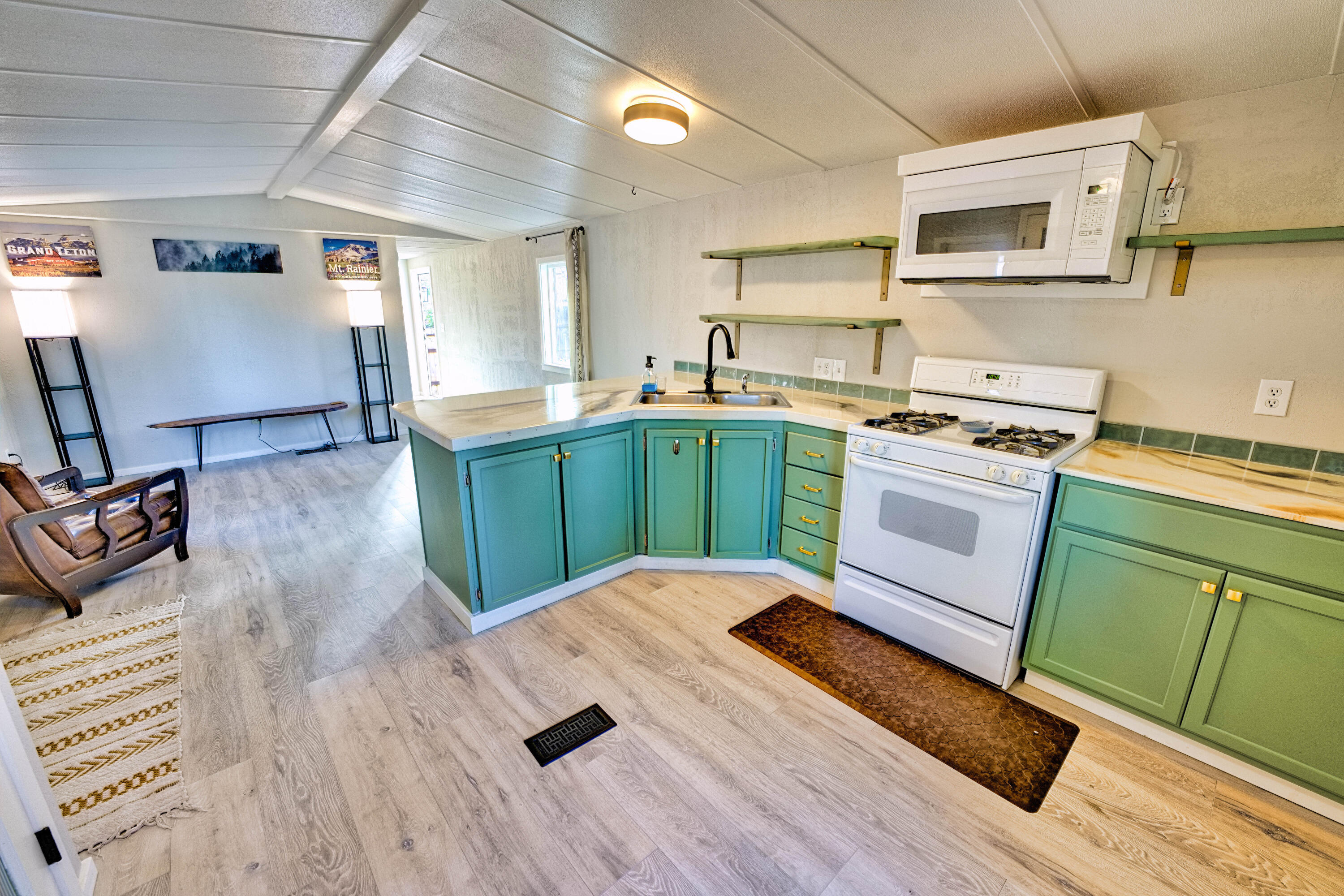 2799 Siskiyou Boulevard, 9