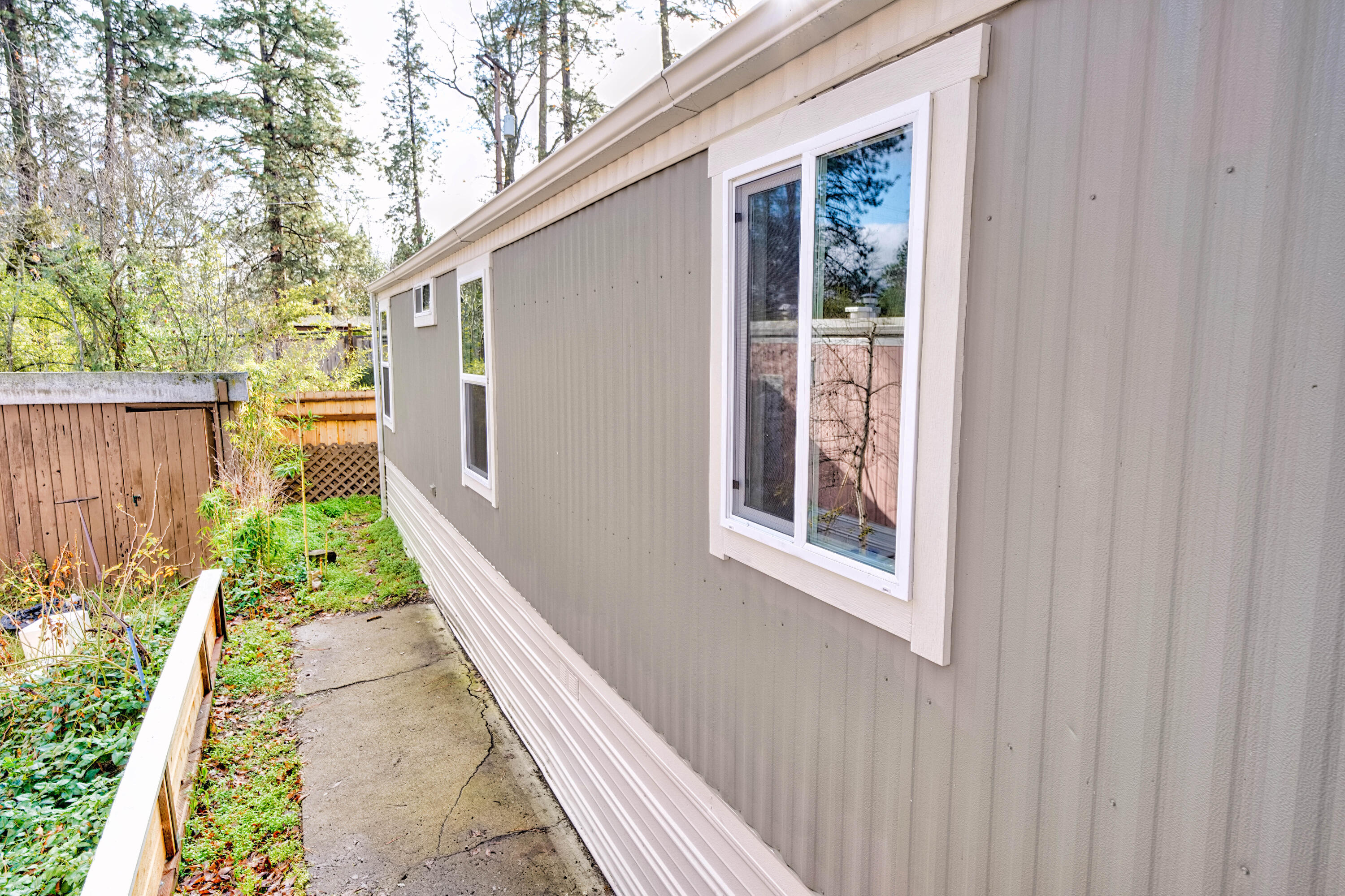 2799 Siskiyou Boulevard, 9