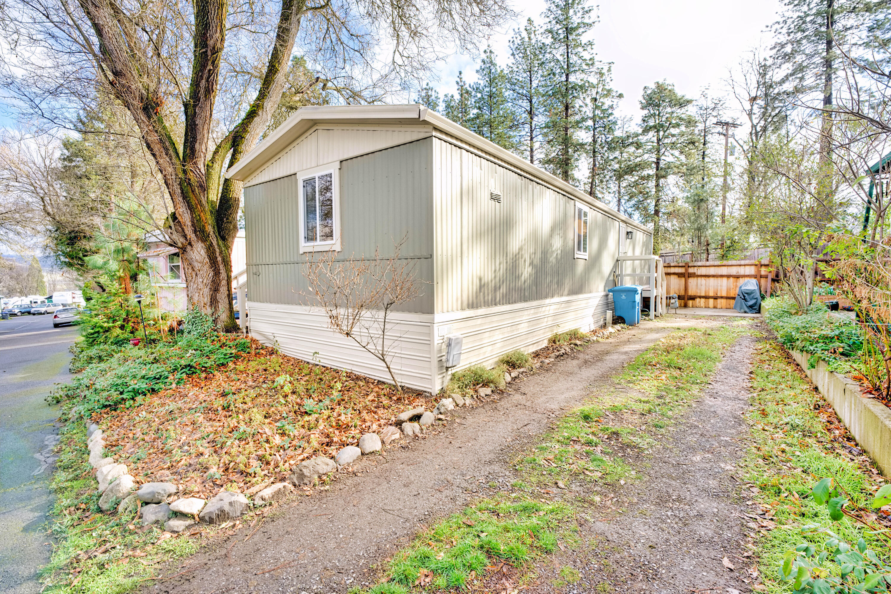 2799 Siskiyou Boulevard, 9
