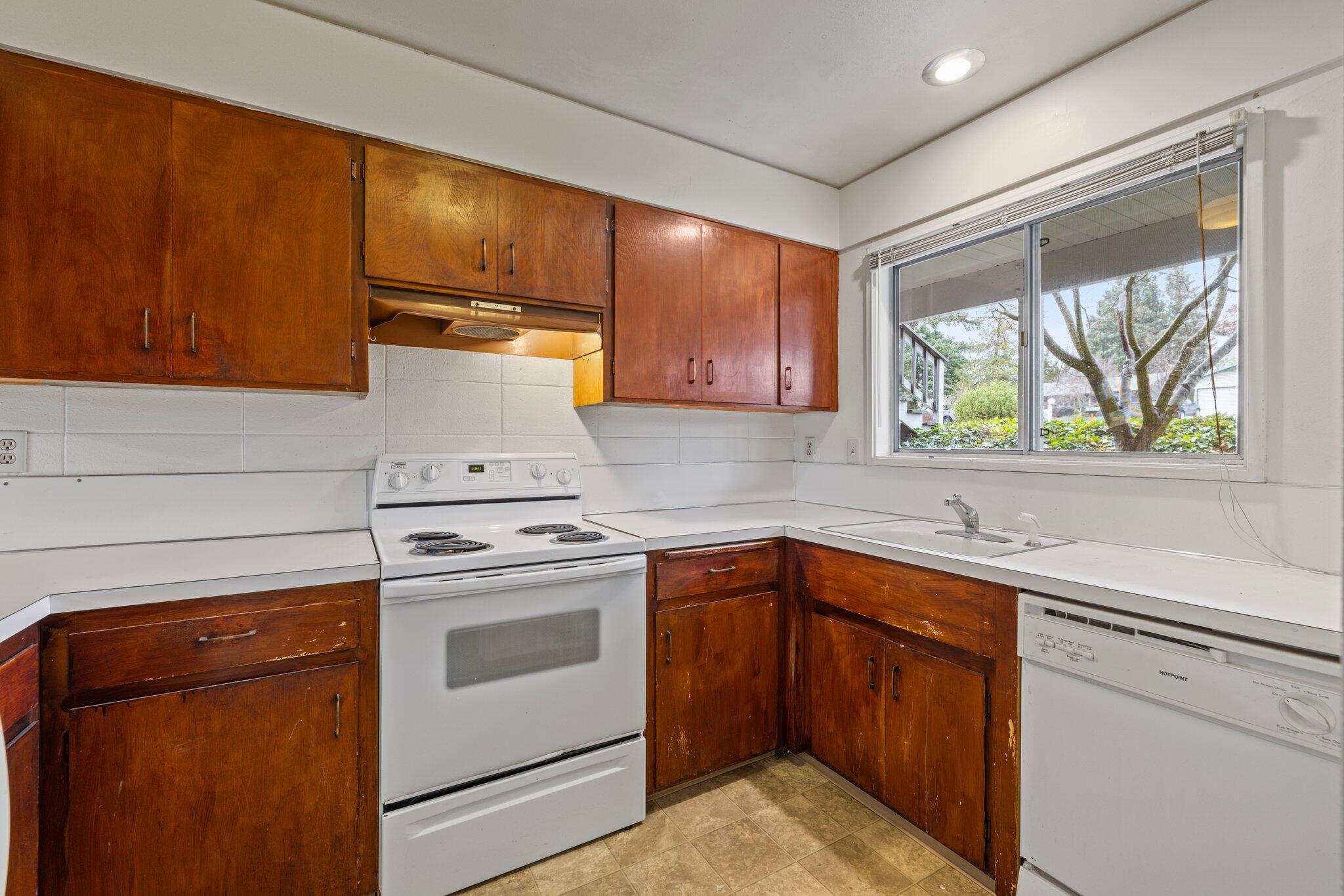 854 Twin Pines Circle, 3