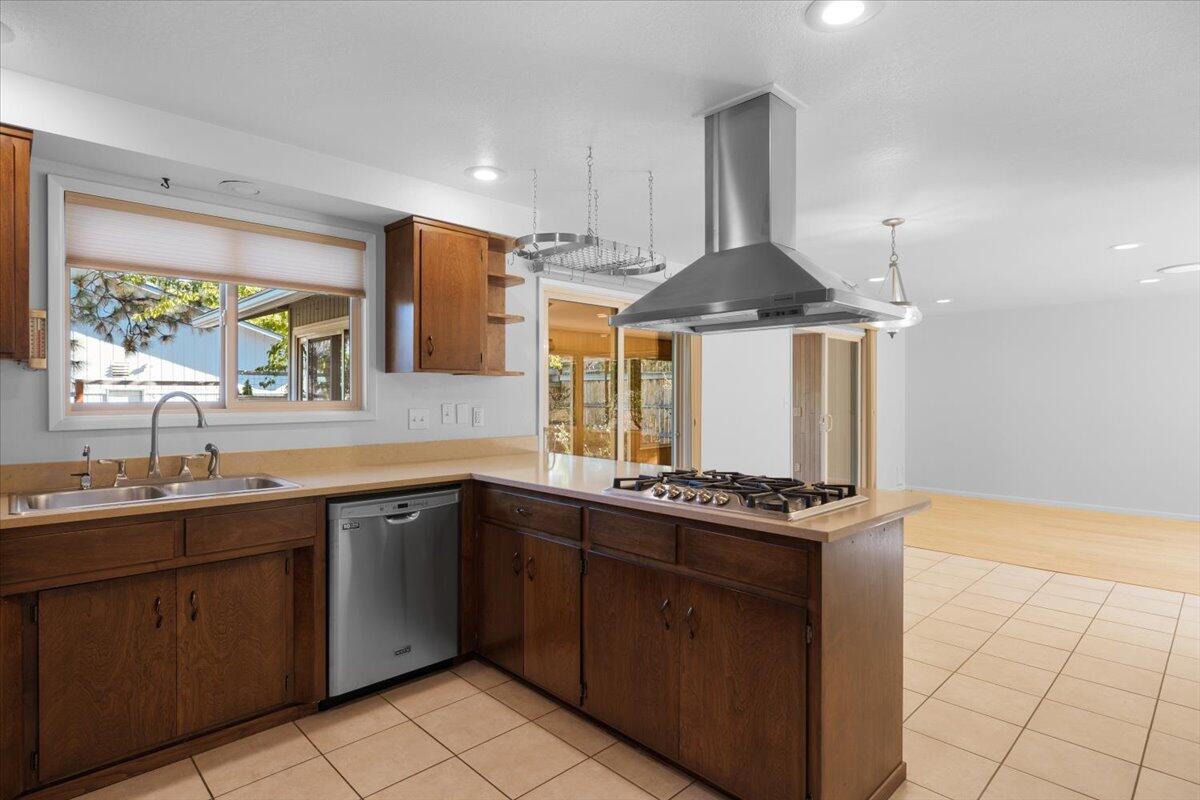 1275 Green Meadows Way