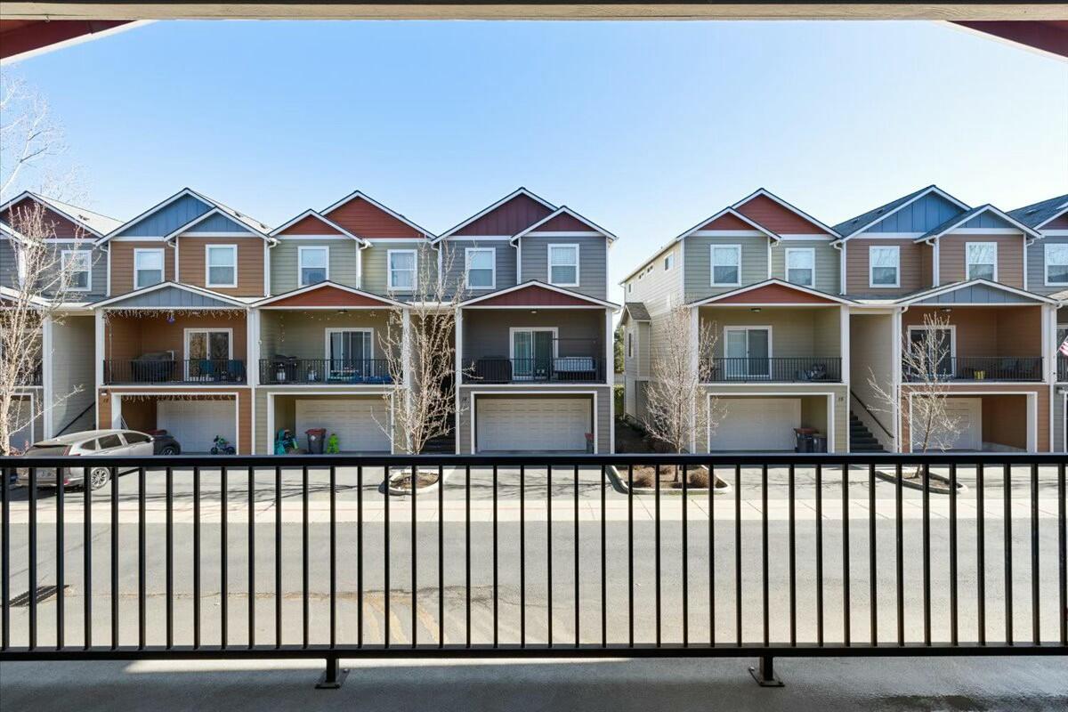 411 Berrydale Avenue, 7