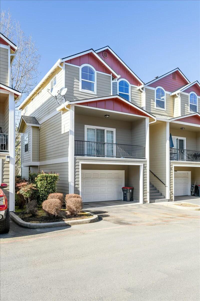 411 Berrydale Avenue, 7