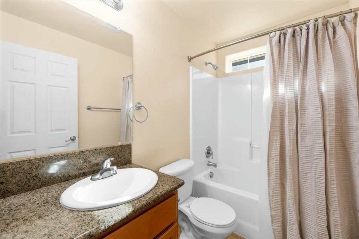 411 Berrydale Avenue, 7