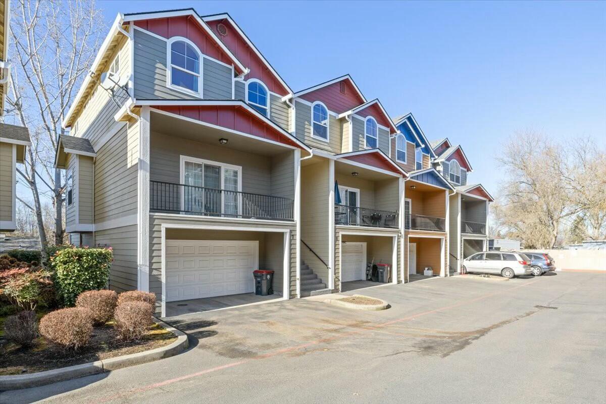 411 Berrydale Avenue, 7