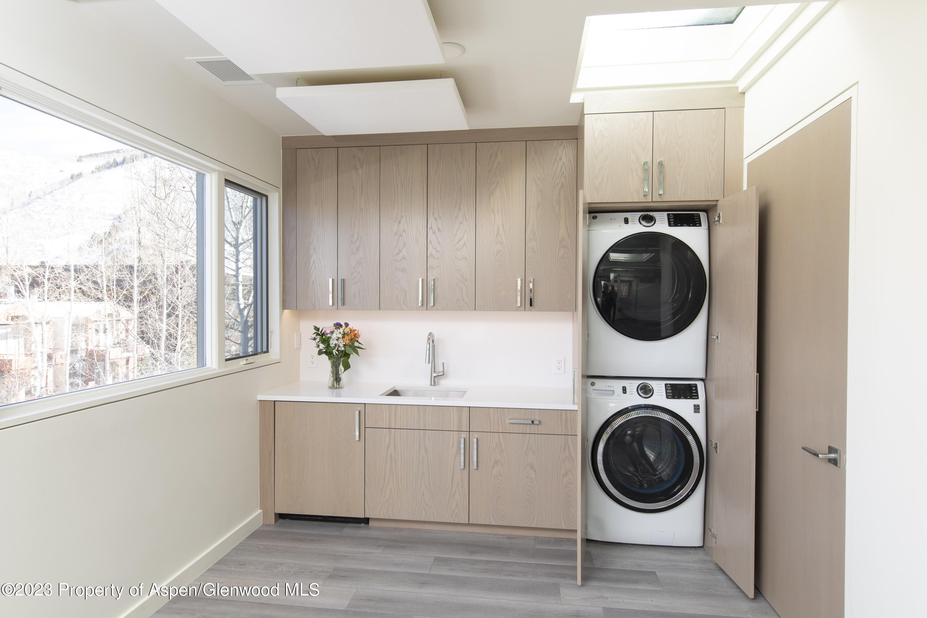 300 S Spring Street, 301