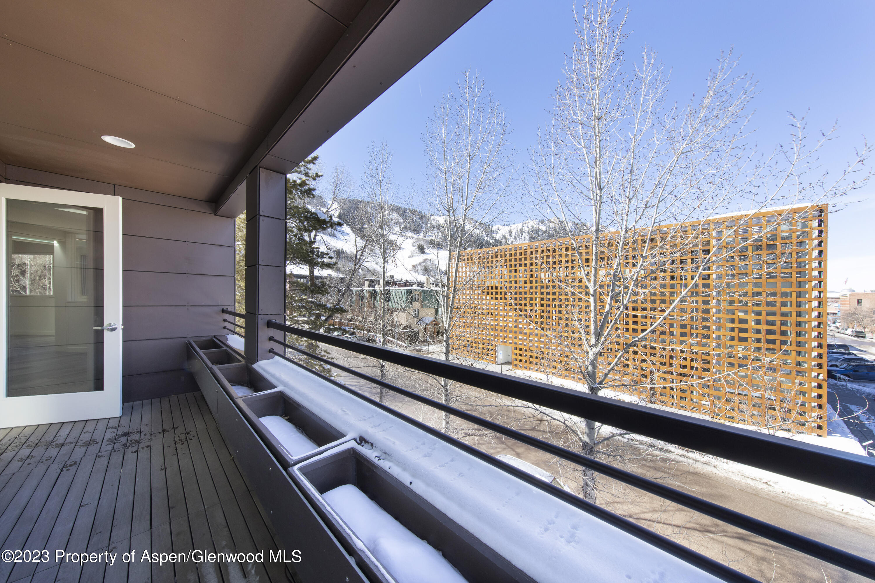 300 S Spring Street, 301