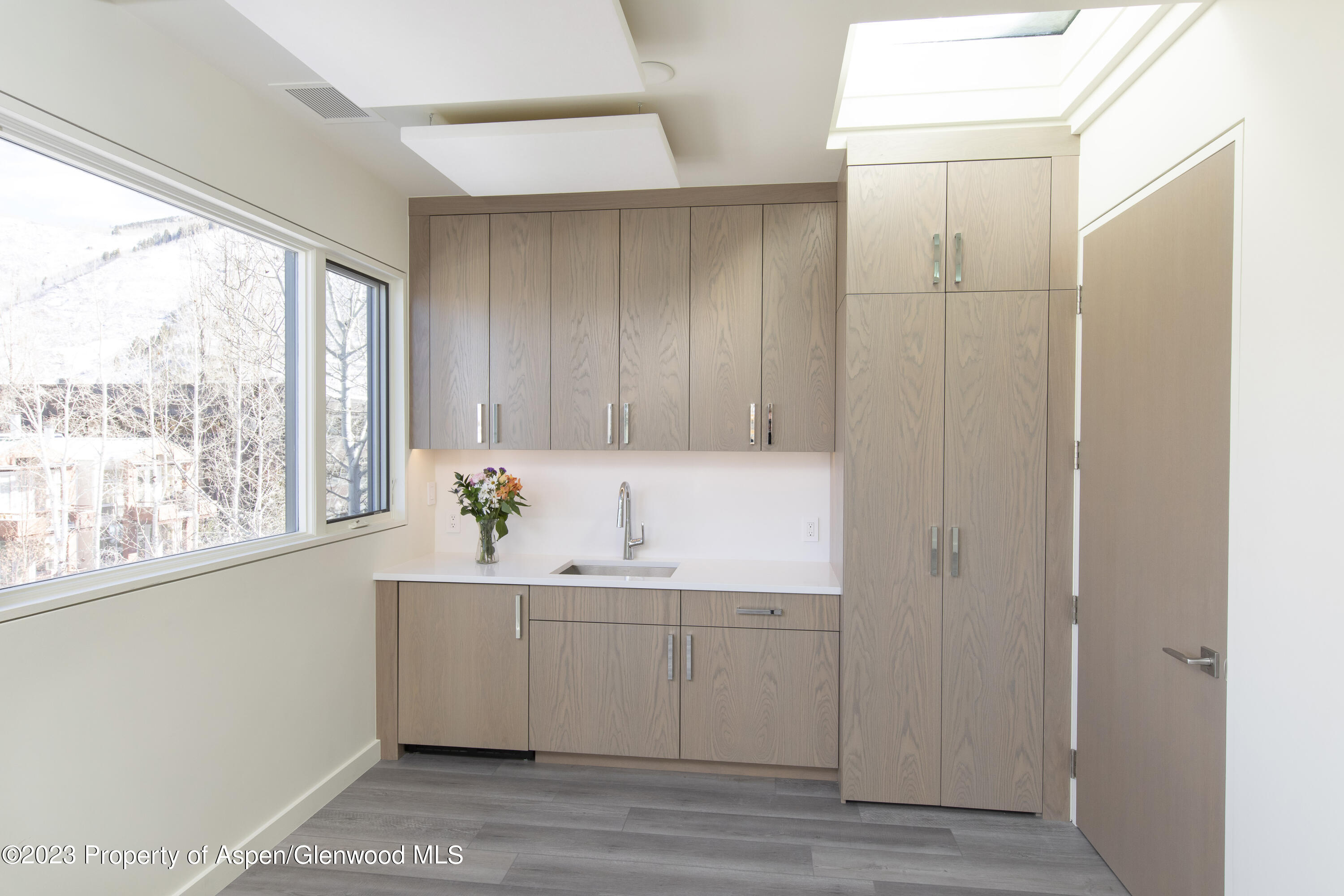 300 S Spring Street, 301