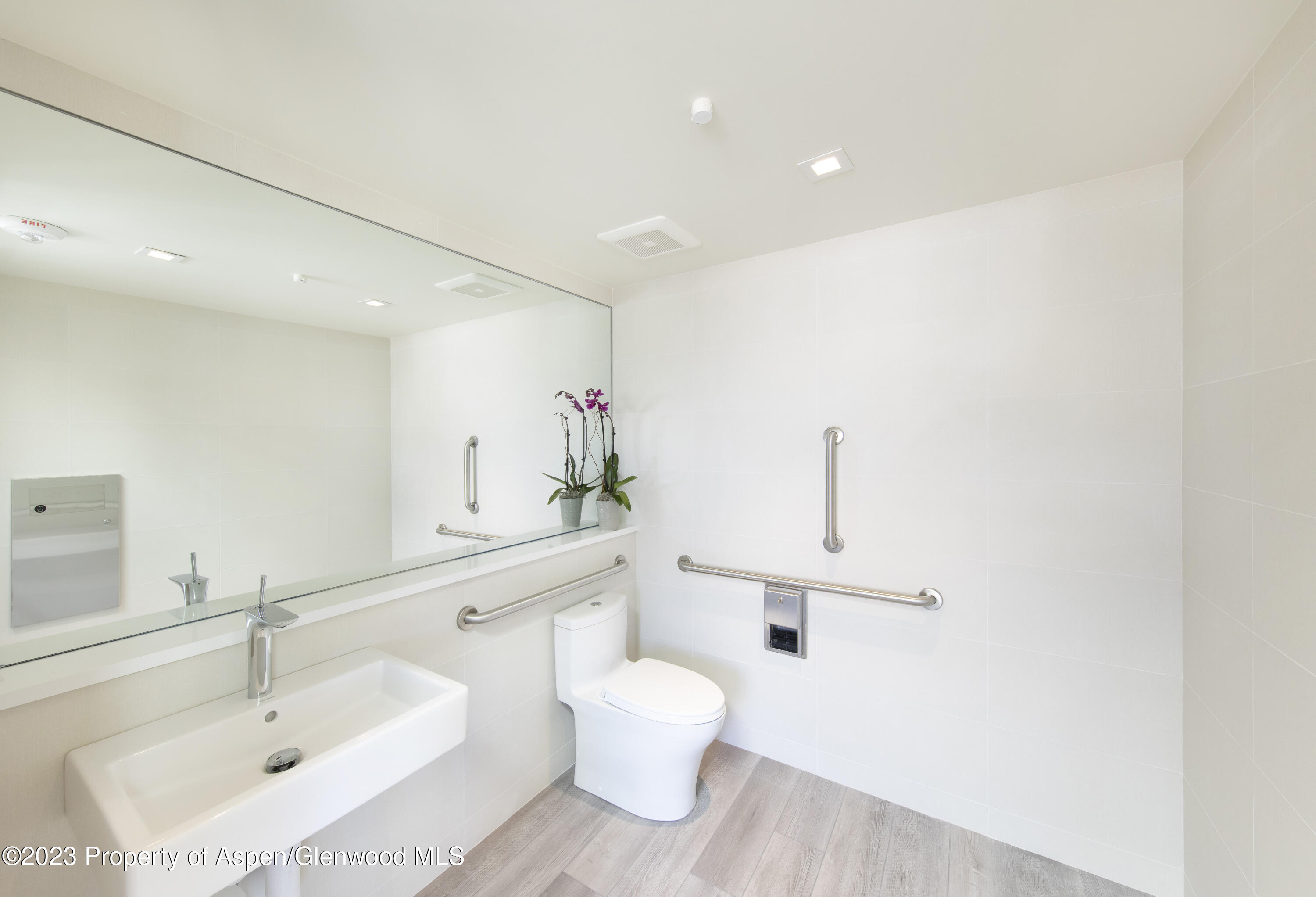 300 S Spring Street, 301