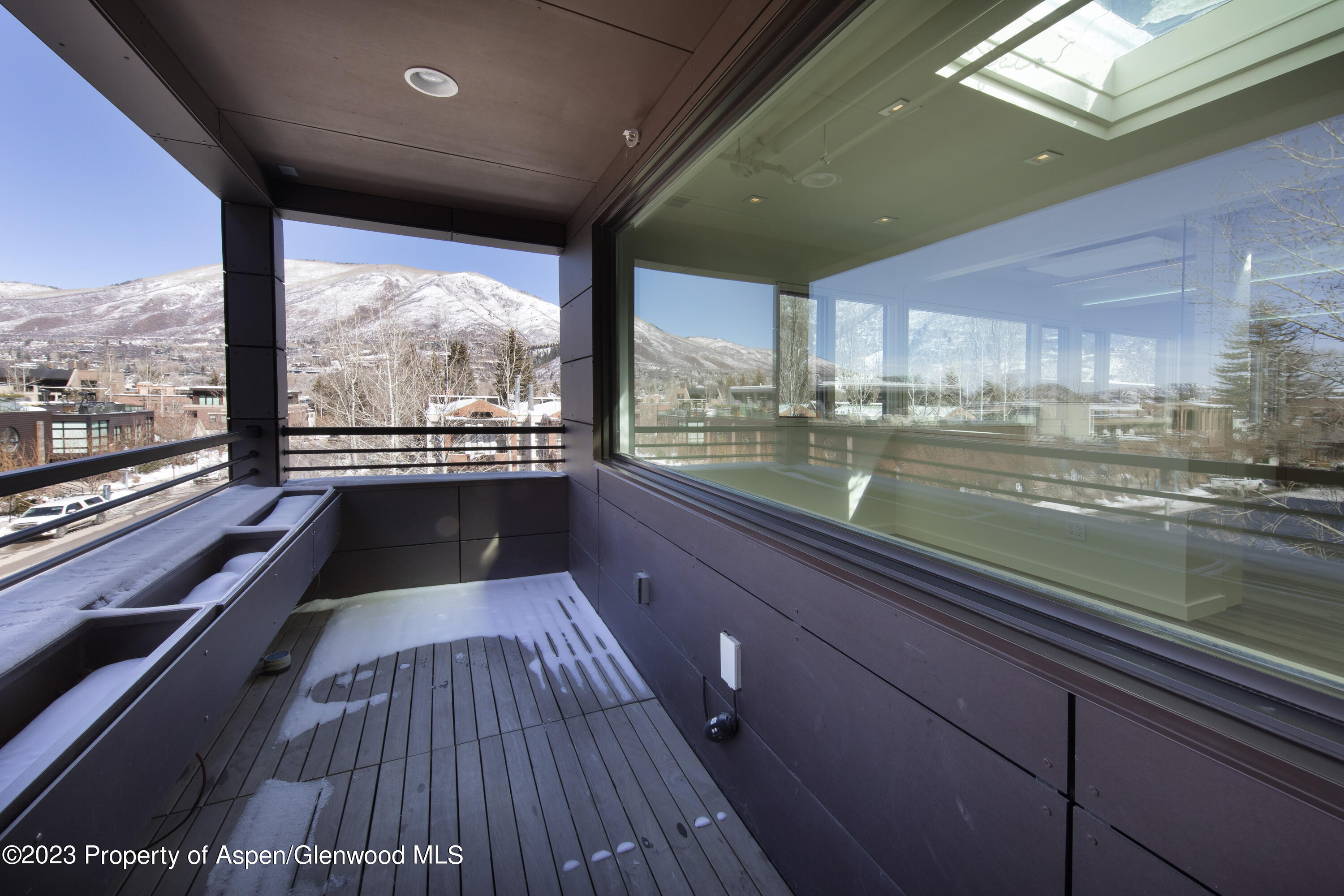 300 S Spring Street, 301