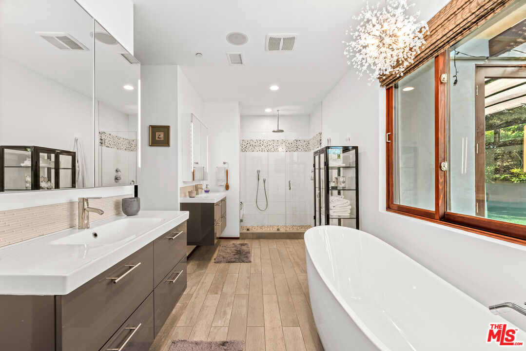 1122 San Vicente Blvd