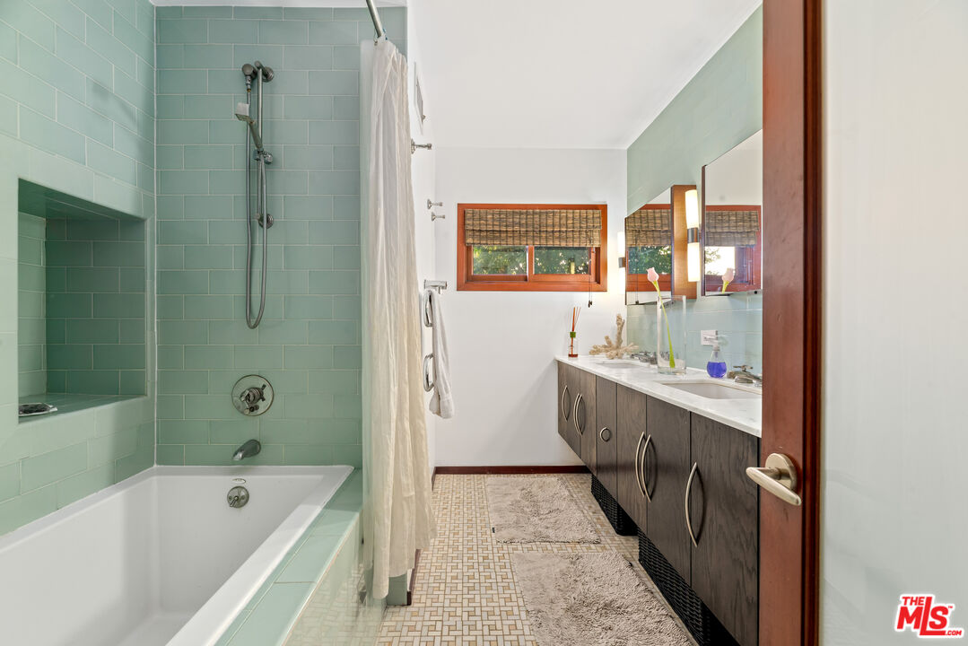 1122 San Vicente Blvd