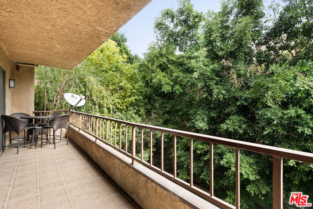 1124 N Kings Rd Unit: 202