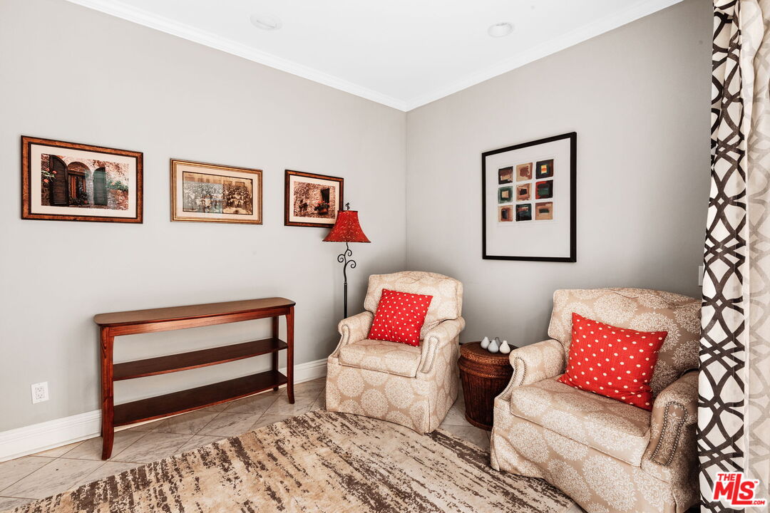 1124 N Kings Rd Unit: 202