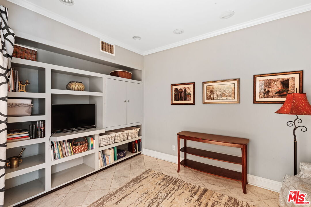 1124 N Kings Rd Unit: 202