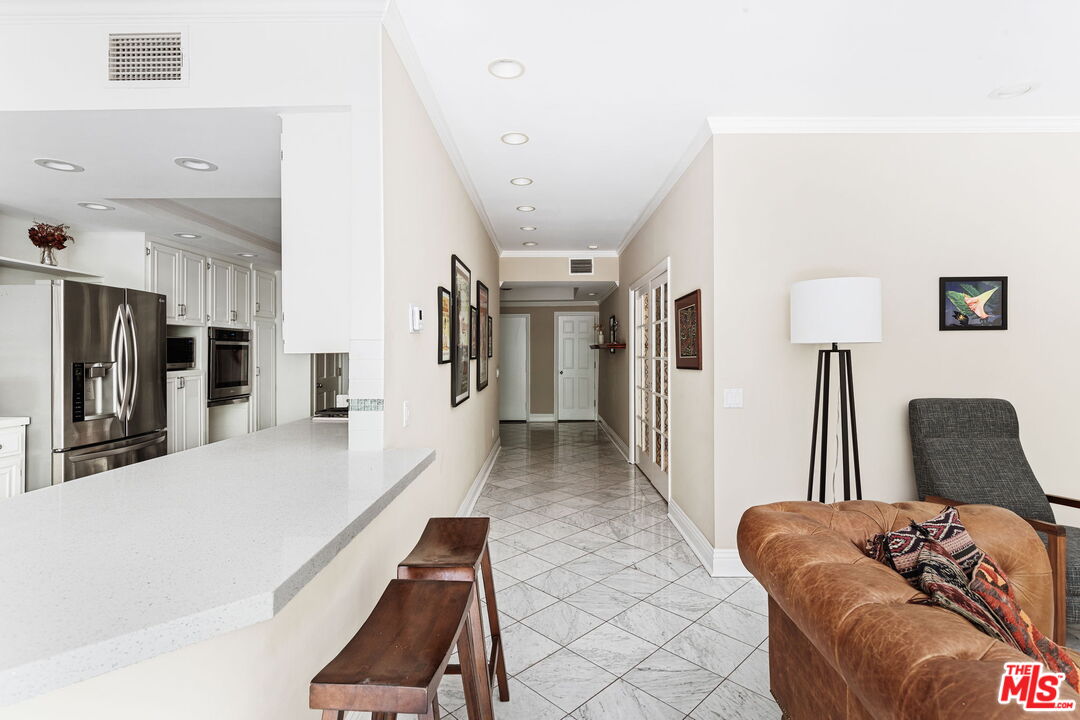 1124 N Kings Rd Unit: 202