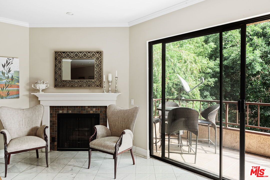 1124 N Kings Rd Unit: 202