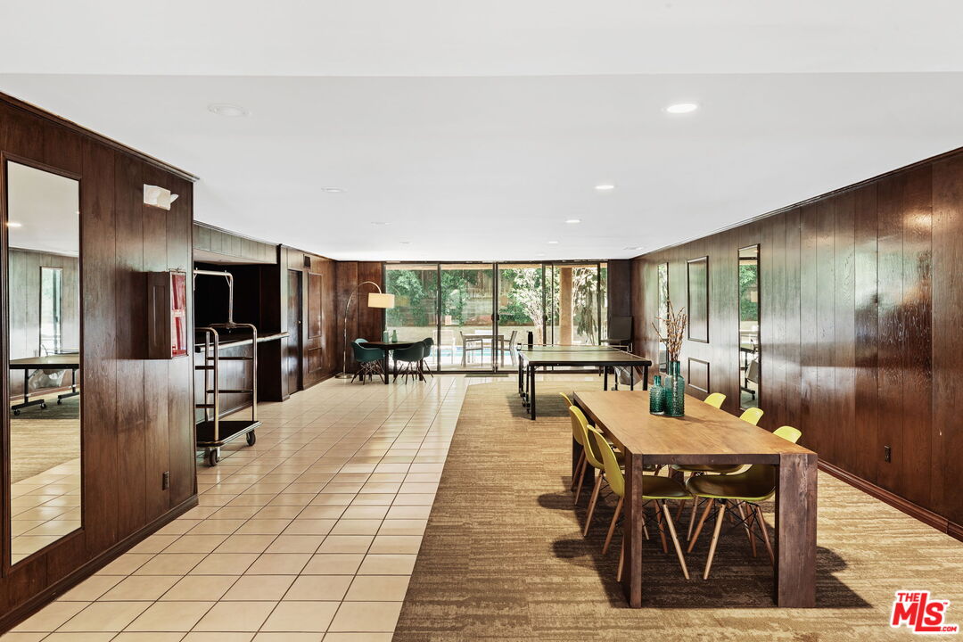 1124 N Kings Rd Unit: 202