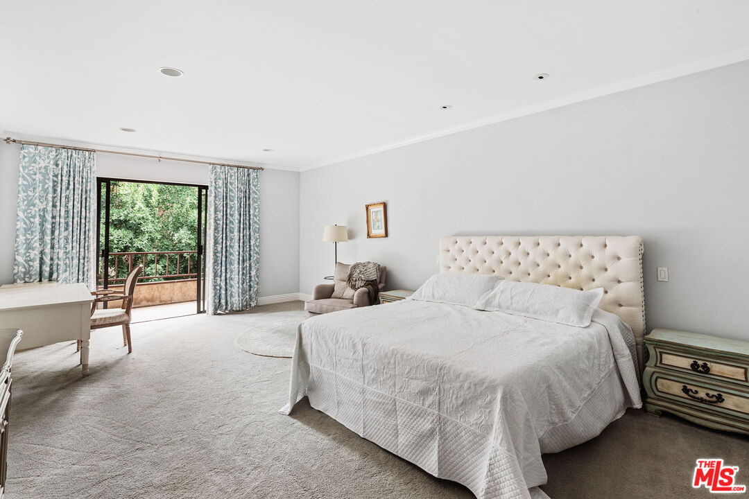 1124 N Kings Rd Unit: 202