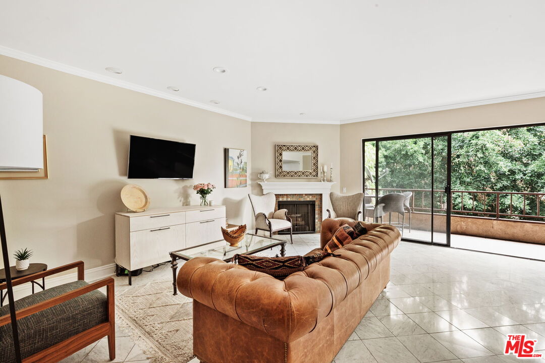 1124 N Kings Rd Unit: 202