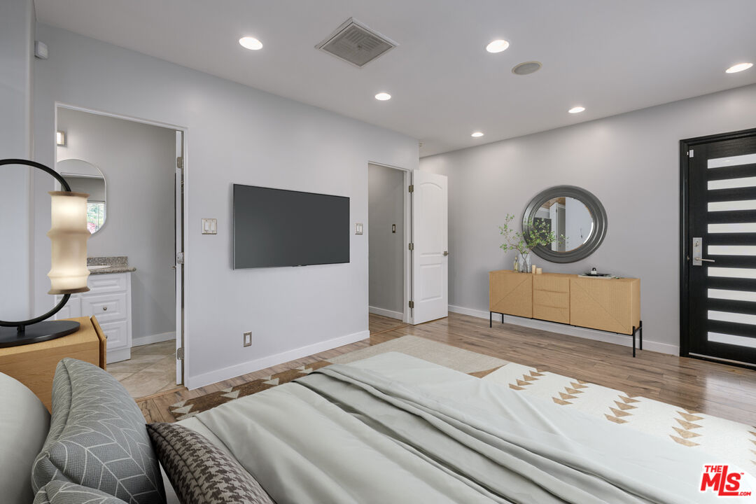 5825 Topeka Dr