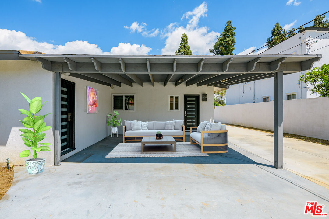 5825 Topeka Dr
